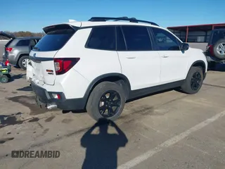 2023 Honda Passport TrailSport z VIN 5FNYF8H68PB007654, wystawiony jako IAAI lot #40816118 z przebiegiem 35 656 mil mil oraz . Historia ofert i sprzedaży dostępna na DreamBid. Obrazek 4.