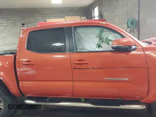 2017 Toyota Tacoma SR5 z VIN 5TFCZ5AN1HX060429, wystawiony jako IAAI lot #42305435 z przebiegiem 136 420 mil mil oraz . Historia ofert i sprzedaży dostępna na DreamBid. Obrazek 12.