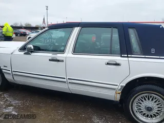 1994 Lincoln Town Car Executive with VIN 1LNLM81WXRY695472, listed as a IAAI auction lot 42017751 with 118,072 mi miles. Bid and sale history available at carsss.com. Image 13.
