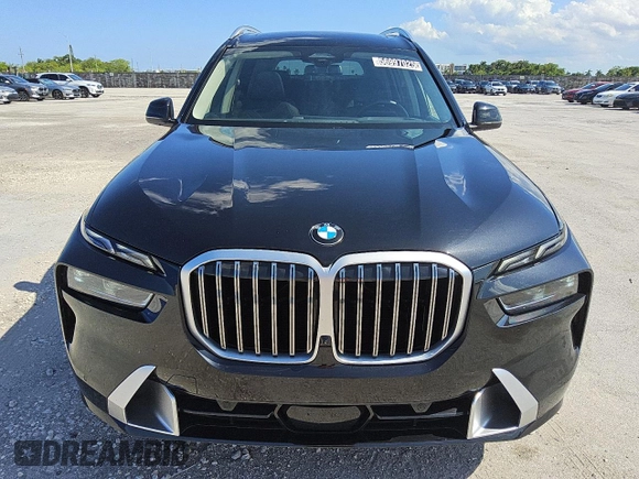 2024 BMW X7 xDrive40i z VIN 5UX23EM07R9V08996, wystawiony jako Copart lot #56997025 z przebiegiem 27 719 mil mil oraz Czysty tytuł • Clean title. Historia ofert i sprzedaży dostępna na DreamBid. Obrazek 5.