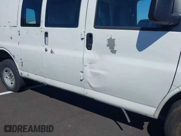 2013 Chevrolet Express Cargo z VIN 1GCWGFBA8D1141378, wystawiony jako IAAI lot #42187304 z przebiegiem 272 585 mil mil oraz . Historia ofert i sprzedaży dostępna na DreamBid. Obrazek 6.