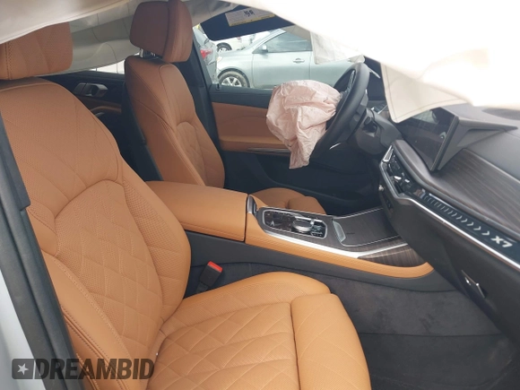 2025 BMW X7 xDrive40i z VIN 5UX23EM01S9W23566, wystawiony jako IAAI lot #41490415 z przebiegiem 8 144 mil mil oraz . Historia ofert i sprzedaży dostępna na DreamBid. Obrazek 5.