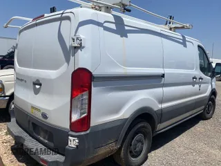 2017 Ford Transit z VIN 1FTYE1YM8HKA73814, wystawiony jako IAAI lot #42398464 z przebiegiem 240 154 mil mil oraz . Historia ofert i sprzedaży dostępna na DreamBid. Obrazek 1.