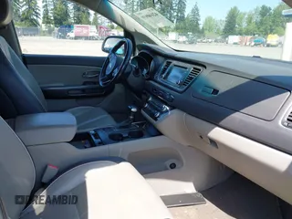 2017 Kia Sedona LX with VIN KNDMB5C11H6253379, listed as a IAAI auction lot 42140939 with 111,067 mi miles. Bid and sale history available at carsss.com. Image 5.