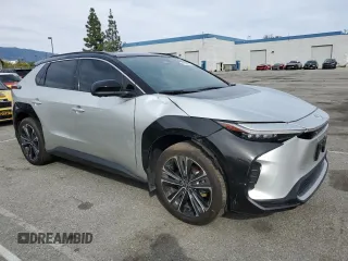 2023 Toyota bZ4X XLE z VIN JTMABACA7PA025037, wystawiony jako Copart lot #47398195 z przebiegiem 11 437 mil mil oraz Szkody całkowita. Historia ofert i sprzedaży dostępna na DreamBid. Obrazek 4.