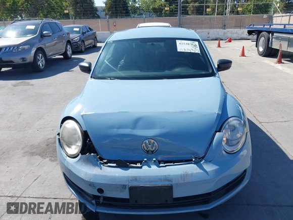 2015 Volkswagen Beetle Fleet Edition z VIN 3VWF17AT6FM639589, wystawiony jako IAAI lot #42538753 z przebiegiem 104 935 mil mil oraz . Historia ofert i sprzedaży dostępna na DreamBid. Obrazek 6.