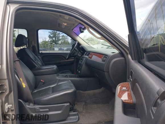 2007 GMC Yukon SLT z VIN 1GKFK13077R129885, wystawiony jako IAAI lot #42184207 z przebiegiem 264 848 mil mil oraz . Historia ofert i sprzedaży dostępna na DreamBid. Obrazek 5.