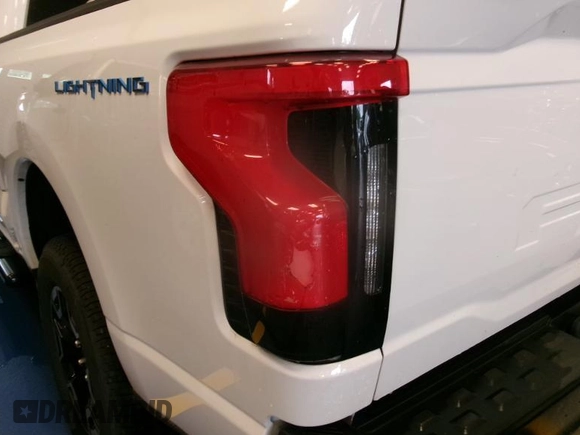 2022 Ford F-150 Lightning Pro z VIN 1FTVW1EL4NWG14891, wystawiony jako IAAI lot #42353810 z przebiegiem 27 213 mil mil oraz . Historia ofert i sprzedaży dostępna na DreamBid. Obrazek 1.