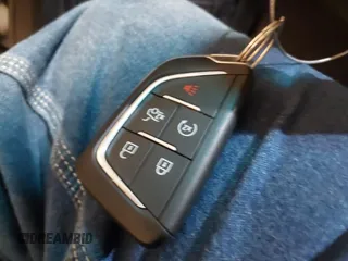 2021 Cadillac CT4 Premium Luxury z VIN 1G6DF5RK6M0133758, wystawiony jako IAAI lot #40832245 z przebiegiem 13 543 mil mil oraz . Historia ofert i sprzedaży dostępna na DreamBid. Obrazek 11.