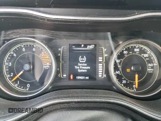 2019 Jeep Cherokee Altitude z VIN 1C4PJMLX8KD282895, wystawiony jako Copart lot #47054495 z przebiegiem 159 831 mil mil oraz Szkoda całkowita • Salvage title. Historia ofert i sprzedaży dostępna na DreamBid. Obrazek 9.