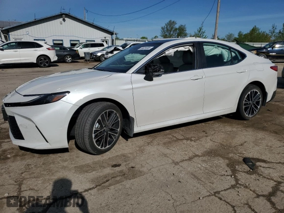 2025 Toyota Camry LE z VIN 4T1DAACK3SU570793, wystawiony jako Copart lot #55525395 z przebiegiem Nie podano mil oraz Szkoda całkowita • Salvage title. Historia ofert i sprzedaży dostępna na DreamBid. Obrazek 1.