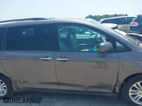 2017 Toyota Sienna XLE Auto Access Seat z VIN 5TDYZ3DC2HS850817, wystawiony jako IAAI lot #42564078 z przebiegiem 190 069 mil mil oraz . Historia ofert i sprzedaży dostępna na DreamBid. Obrazek 14.
