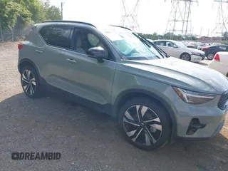 2024 Volvo XC40 Ultimate Dark Theme z VIN YV4L12UM0R2310523, wystawiony jako IAAI lot #42202320 z przebiegiem 3220 mil mil oraz . Historia ofert i sprzedaży dostępna na DreamBid. Obrazek 1.