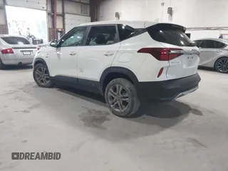 2023 Kia Seltos LX z VIN KNDEPCAAXP7409683, wystawiony jako IAAI lot #42112218 z przebiegiem 39 429 mil mil oraz . Historia ofert i sprzedaży dostępna na DreamBid. Obrazek 3.
