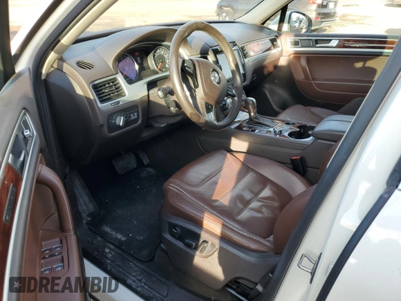 2012 Volkswagen Touareg Sport z VIN WVGFK9BP6CD002427, wystawiony jako Copart lot #42576335 z przebiegiem 167 936 mil mil oraz Szkoda całkowita • Salvage title. Historia ofert i sprzedaży dostępna na DreamBid. Obrazek 8.