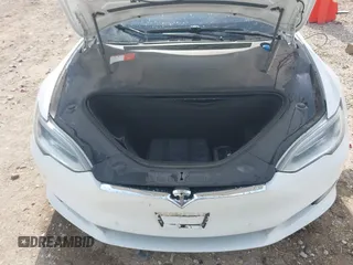 2017 Tesla Model S 100D z VIN 5YJSA1E29HF204797, wystawiony jako IAAI lot #41760296 z przebiegiem 92 587 mil mil oraz . Historia ofert i sprzedaży dostępna na DreamBid. Obrazek 10.