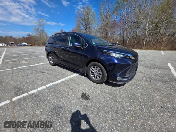 2021 Toyota Sienna XLE with VIN 5TDJSKFC6MS013236, listed as a Copart auction lot 54689625 with 182,315 mi miles and Clean Title. Bid and sale history available at carsss.com. Image 1.