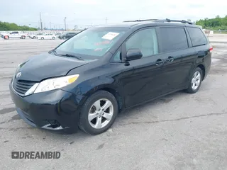 2014 Toyota Sienna LE AAS z VIN 5TDKK3DC1ES506563, wystawiony jako IAAI lot #42108481 z przebiegiem 173 831 mil mil oraz . Historia ofert i sprzedaży dostępna na DreamBid. Obrazek 17.