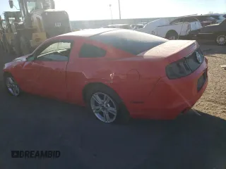 2014 Ford Mustang V6 z VIN 1ZVBP8AM5E5276735, wystawiony jako Copart lot #88933725 z przebiegiem 139 388 mil mil oraz Szkoda całkowita • Salvage title. Historia ofert i sprzedaży dostępna na DreamBid. Obrazek 2.