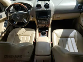 2008 Mercedes-Benz M 550 z VIN 4JGBB72E98A412553, wystawiony jako Copart lot #61350025 z przebiegiem 154 355 mil mil oraz Czysty tytuł • Clean title. Historia ofert i sprzedaży dostępna na DreamBid. Obrazek 8.