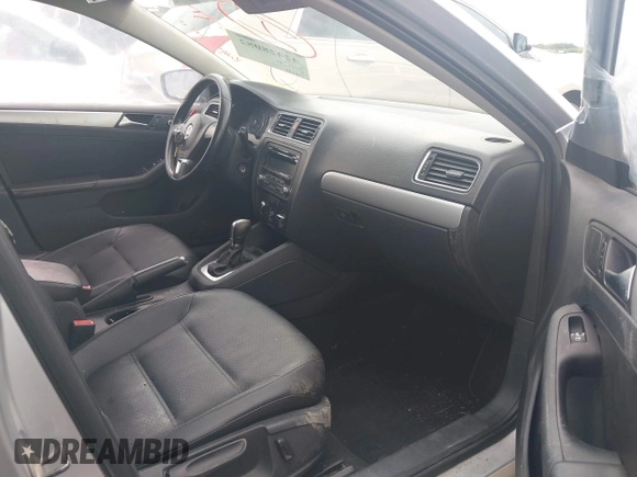 2014 Volkswagen Jetta SE with VIN 3VWD07AJ0EM239714, listed as a IAAI auction lot 42428082 with 124,221 mi miles and . Bid and sale history available at DreamBid. Image 5.