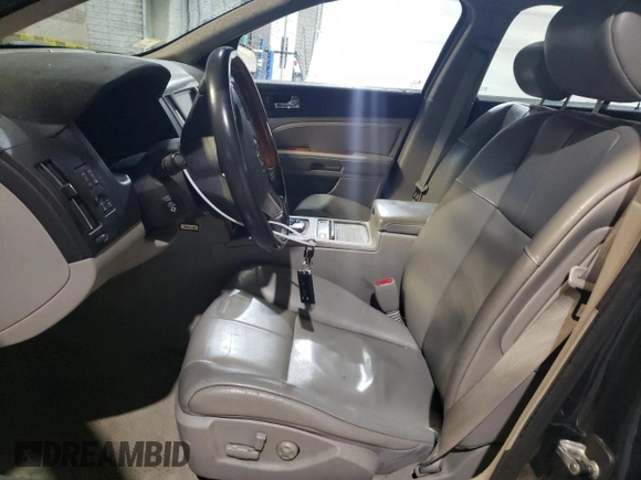 2010 Cadillac STS AWD z VIN 1G6DU6EV5A0113671, wystawiony jako Copart lot #47447395 z przebiegiem 77 062 mil mil oraz Tytuł czysty. Historia ofert i sprzedaży dostępna na DreamBid. Obrazek 7.