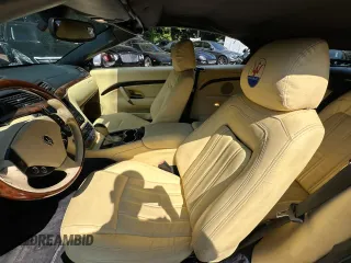 2010 Maserati GranTurismo z VIN ZAM45KMA2A0051367, wystawiony jako Copart lot #66652475 z przebiegiem 43 225 mil mil oraz Czysty tytuł • Clean title. Historia ofert i sprzedaży dostępna na DreamBid. Obrazek 9.