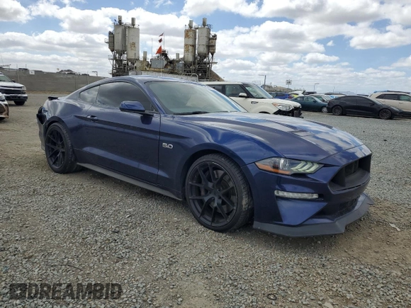 2019 Ford Mustang GT z VIN 1FA6P8CFXK5189739, wystawiony jako Copart lot #55948765 z przebiegiem 85 267 mil mil oraz Szkody całkowita. Historia ofert i sprzedaży dostępna na DreamBid. Obrazek 4.