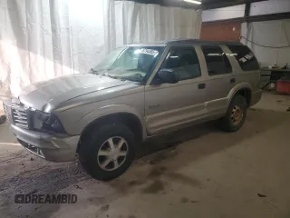 2000 Oldsmobile Bravada z VIN 1GHDT13W2Y2397283, wystawiony jako Copart lot #48794365 z przebiegiem 196 205 mil mil oraz Szkody całkowita. Historia ofert i sprzedaży dostępna na DreamBid. Obrazek 1.
