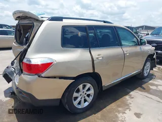 2011 Toyota Highlander z VIN 5TDBK3EH2BS042799, wystawiony jako IAAI lot #39900598 z przebiegiem 232 331 mil mil oraz . Historia ofert i sprzedaży dostępna na DreamBid. Obrazek 4.
