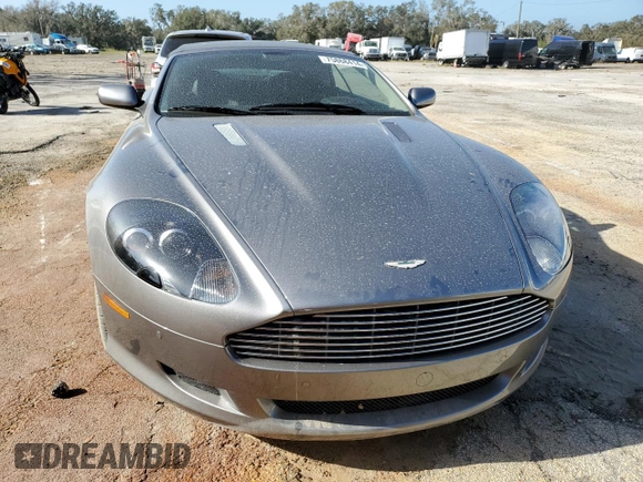 2007 Aston Martin DB9 z VIN SCFAD02A47GB07685, wystawiony jako Copart lot #75868414 z przebiegiem Nie podano mil oraz Szkody całkowita. Historia ofert i sprzedaży dostępna na DreamBid. Obrazek 5.