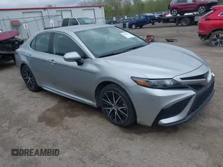 2023 Toyota Camry SE z VIN 4T1G11AK0PU766665, wystawiony jako IAAI lot #42202075 z przebiegiem 59 320 mil mil oraz . Historia ofert i sprzedaży dostępna na DreamBid. Obrazek 1.