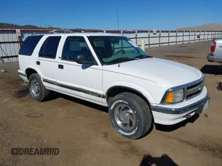 1995 Chevrolet Blazer z VIN 1GNDT13W0S2140739, wystawiony jako IAAI lot #42064301 z przebiegiem 128 901 mil mil oraz . Historia ofert i sprzedaży dostępna na DreamBid. Obrazek 1.