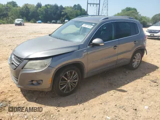 2010 Volkswagen Tiguan Wolfsburg Edition z VIN WVGAV7AX1AW526688, wystawiony jako Copart lot #53877915 z przebiegiem 185 204 mil mil oraz Szkoda całkowita • Salvage title. Historia ofert i sprzedaży dostępna na DreamBid. Obrazek 1.