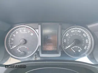 2017 Toyota Tacoma SR5 z VIN 5TFCZ5AN9HX070030, wystawiony jako IAAI lot #42212141 z przebiegiem 92 291 mil mil oraz . Historia ofert i sprzedaży dostępna na DreamBid. Obrazek 7.