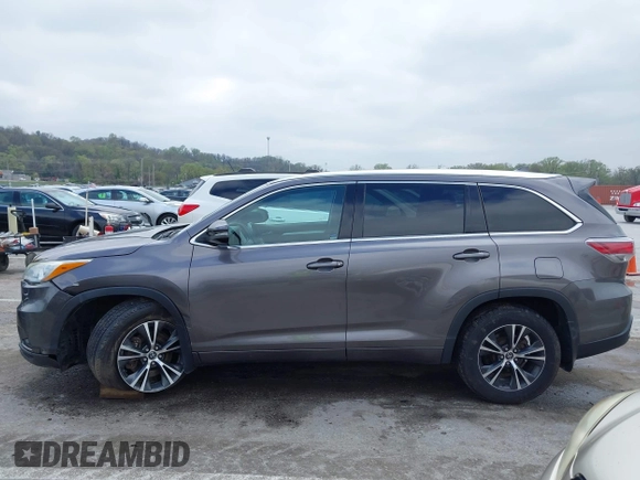 2016 Toyota Highlander XLE z VIN 5TDJKRFH6GS307941, wystawiony jako IAAI lot #42007858 z przebiegiem 70 272 mil mil oraz . Historia ofert i sprzedaży dostępna na DreamBid. Obrazek 14.