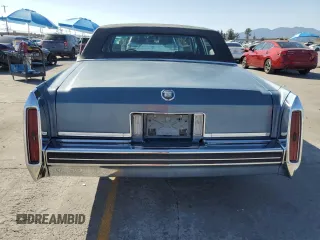 1985 Cadillac Fleetwood z VIN 1G6DW6985F9757401, wystawiony jako Copart lot #59345225 z przebiegiem 91 923 mil mil oraz Tytuł czysty. Historia ofert i sprzedaży dostępna na DreamBid. Obrazek 6.