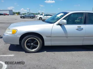 2002 Lincoln Town Car Signature z VIN 1LNHM82W22Y639231, wystawiony jako IAAI lot #42513503 z przebiegiem 126 832 mil mil oraz . Historia ofert i sprzedaży dostępna na DreamBid. Obrazek 16.