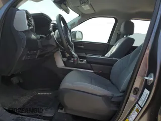 2024 Toyota Tundra SR5 z VIN 5TFLA5DB0RX151993, wystawiony jako Copart lot #56543025 z przebiegiem 17 502 mil mil oraz Szkoda całkowita • Salvage title. Historia ofert i sprzedaży dostępna na DreamBid. Obrazek 7.