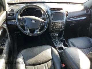 2014 Kia Sorento SX z VIN 5XYKWDA77EG522815, wystawiony jako Copart lot #56061415 z przebiegiem Nie podano mil oraz Czysty tytuł • Clean title. Historia ofert i sprzedaży dostępna na DreamBid. Obrazek 8.