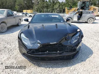 2017 Aston Martin DB11 z VIN SCFRMFAV1HGL02166, wystawiony jako Copart lot #68754174 z przebiegiem Nie podano mil oraz Szkody całkowita. Historia ofert i sprzedaży dostępna na DreamBid. Obrazek 5.