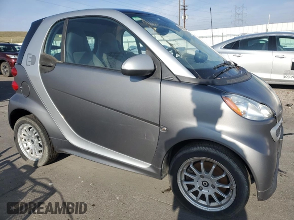 2013 Smart fortwo Passion z VIN WMEEJ9AA5DK673232, wystawiony jako Copart lot #51281035 z przebiegiem Nie podano mil oraz Tytuł czysty. Historia ofert i sprzedaży dostępna na DreamBid. Obrazek 4.