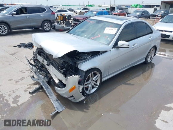 2014 Mercedes-Benz C 250 Sport z VIN WDDGF4HB1EA966634, wystawiony jako IAAI lot #42423577 z przebiegiem 159 296 mil mil oraz . Historia ofert i sprzedaży dostępna na DreamBid. Obrazek 2.