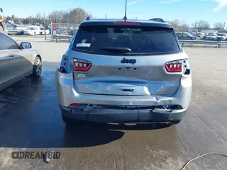 2022 Jeep Compass Latitude with VIN 3C4NJCBB9NT187946, listed as a IAAI auction lot 41675926 with 25,506 mi miles and . Bid and sale history available at carsss.com. Image 6.
