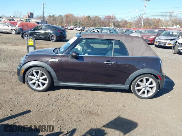 2013 MINI Convertible S z VIN WMWZP3C56DT705074, wystawiony jako IAAI lot #40762024 z przebiegiem 57 685 mil mil oraz . Historia ofert i sprzedaży dostępna na DreamBid. Obrazek 14.