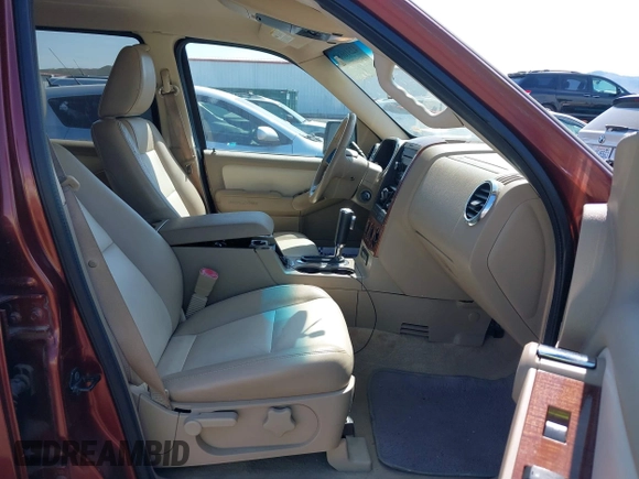 2010 Ford Explorer Eddie Bauer z VIN 1FMEU7EE5AUA73670, wystawiony jako IAAI lot #42316685 z przebiegiem 203 552 mil mil oraz . Historia ofert i sprzedaży dostępna na DreamBid. Obrazek 5.