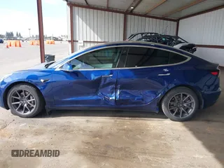 2019 Tesla Model 3 Mid Range z VIN 5YJ3E1EA3KF314882, wystawiony jako IAAI lot #42009874 z przebiegiem 160 381 mil mil oraz . Historia ofert i sprzedaży dostępna na DreamBid. Obrazek 6.