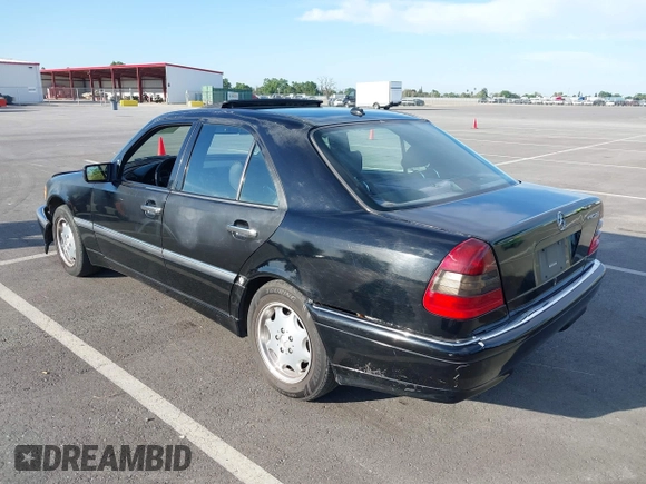 2000 Mercedes-Benz C 230 Kompressor z VIN WDBHA24G4YA799207, wystawiony jako IAAI lot #42010800 z przebiegiem 126 478 mil mil oraz . Historia ofert i sprzedaży dostępna na DreamBid. Obrazek 3.