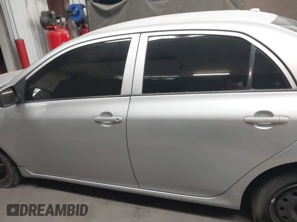 2010 Toyota Corolla z VIN 1NXBU4EE6AZ290694, wystawiony jako IAAI lot #42288917 z przebiegiem Nie podano mil oraz . Historia ofert i sprzedaży dostępna na DreamBid. Obrazek 14.
