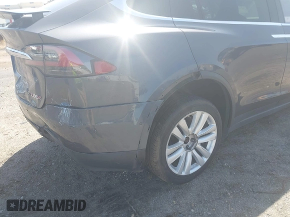 2016 Tesla Model X 70D z VIN 5YJXCAE27GF002541, wystawiony jako IAAI lot #41957228 z przebiegiem 77 199 mil mil oraz . Historia ofert i sprzedaży dostępna na DreamBid. Obrazek 19.